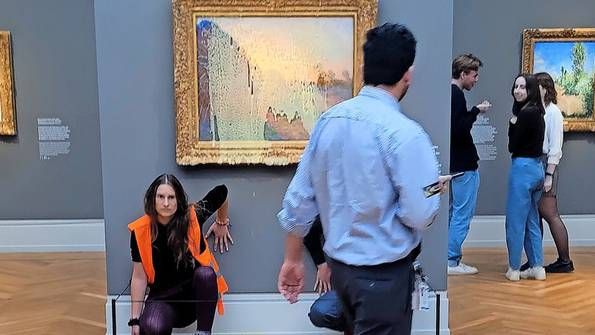 Klimatičtí aktivisté chrstli bramborovou kaši na Monetův obraz